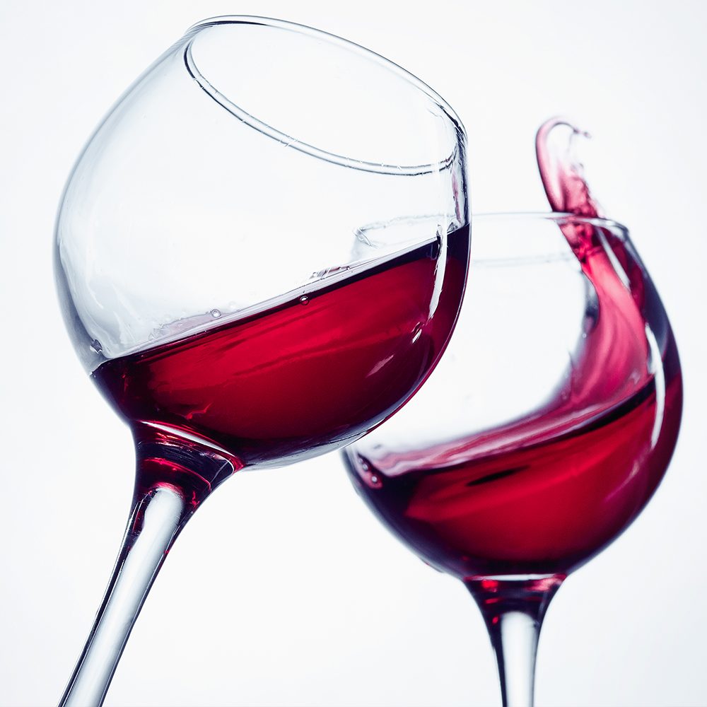 Breites Glas, volles Glas: Warum wir mehr einschenken, als wir denken